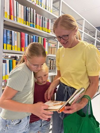 Sind regelmäßige Gäste im Bücherbus: Margit Ernst mit ihrer Tochter Marlene und Freundin Hannah – v.r. © Kreis Paderborn,Diana Ramme